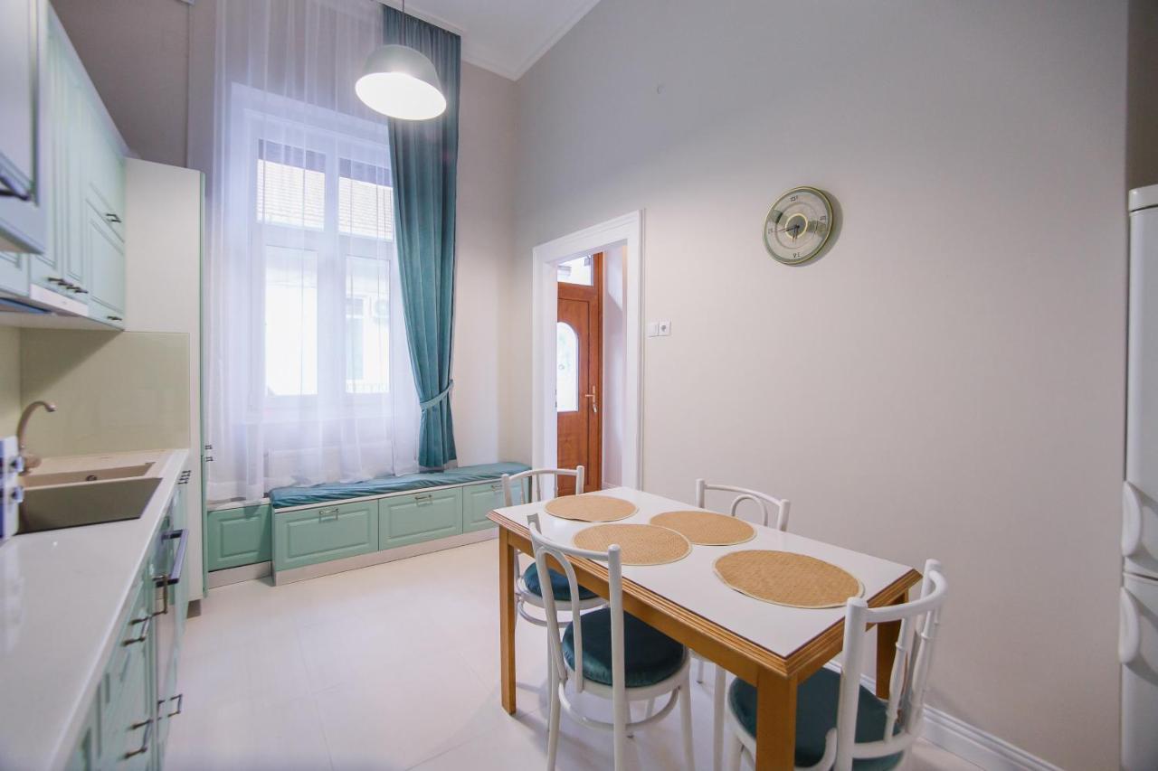 Retro City Center Home Oradea Eksteriør billede